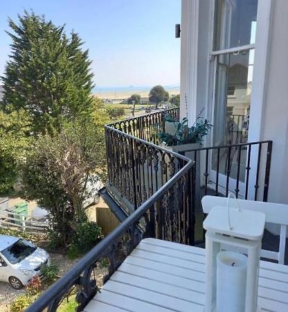 Wight On The Beach, Sleeps 4, Free Off Road Parking, Balcony With Sea Views ライド エクステリア 写真
