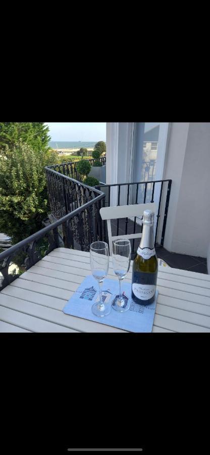 Wight On The Beach, Sleeps 4, Free Off Road Parking, Balcony With Sea Views ライド エクステリア 写真