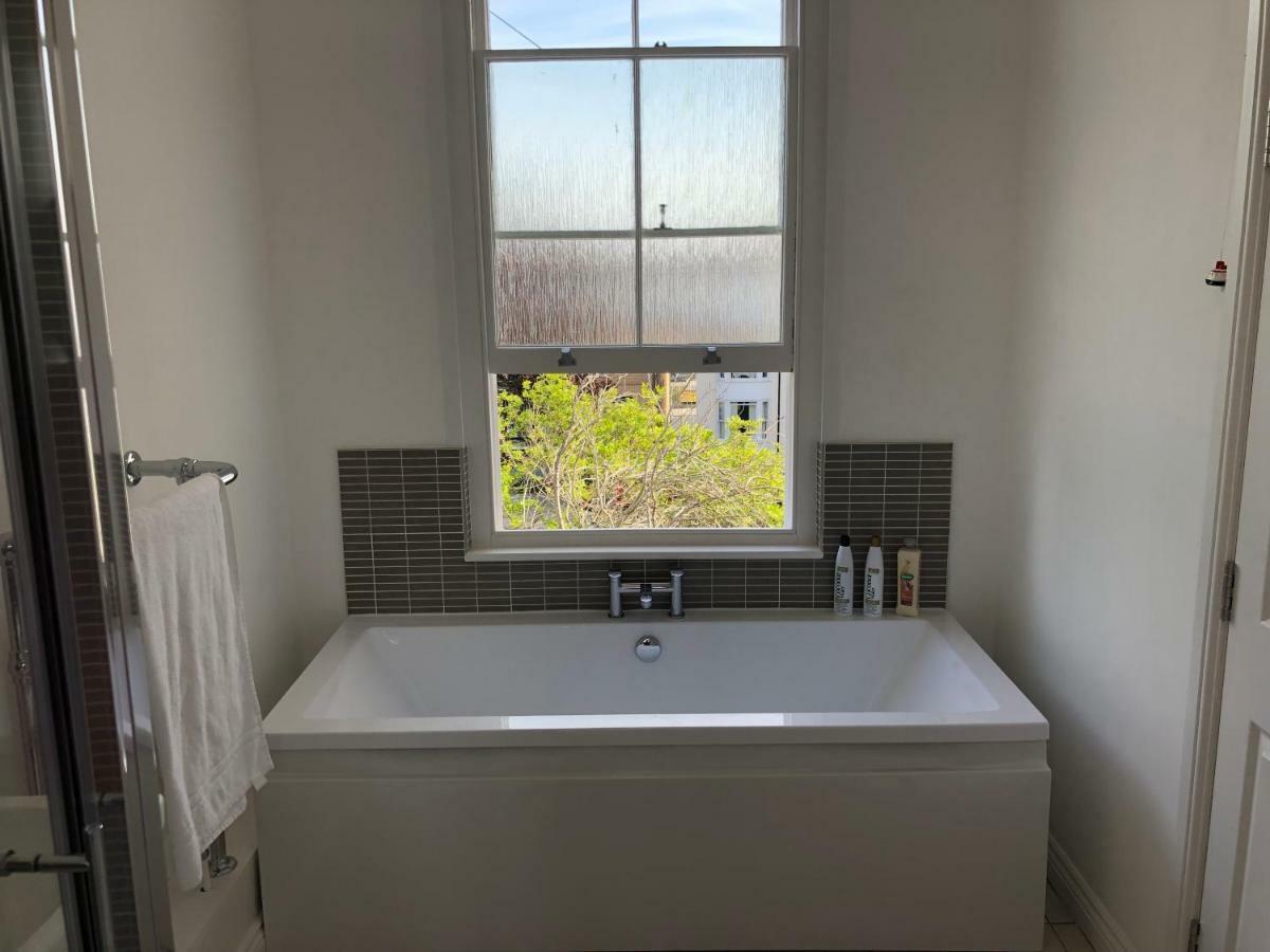 Wight On The Beach, Sleeps 4, Free Off Road Parking, Balcony With Sea Views ライド エクステリア 写真