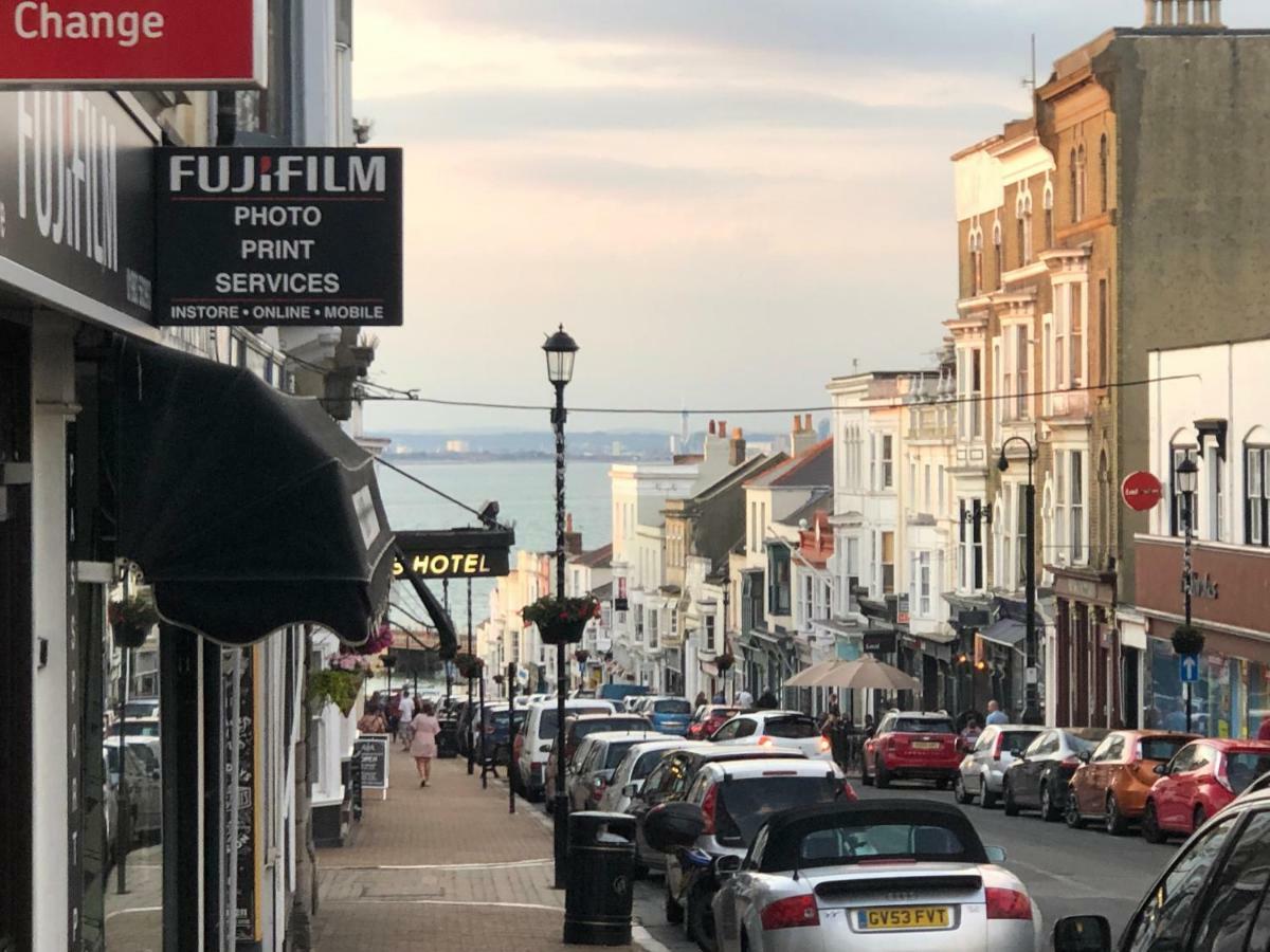 Wight On The Beach, Sleeps 4, Free Off Road Parking, Balcony With Sea Views ライド エクステリア 写真