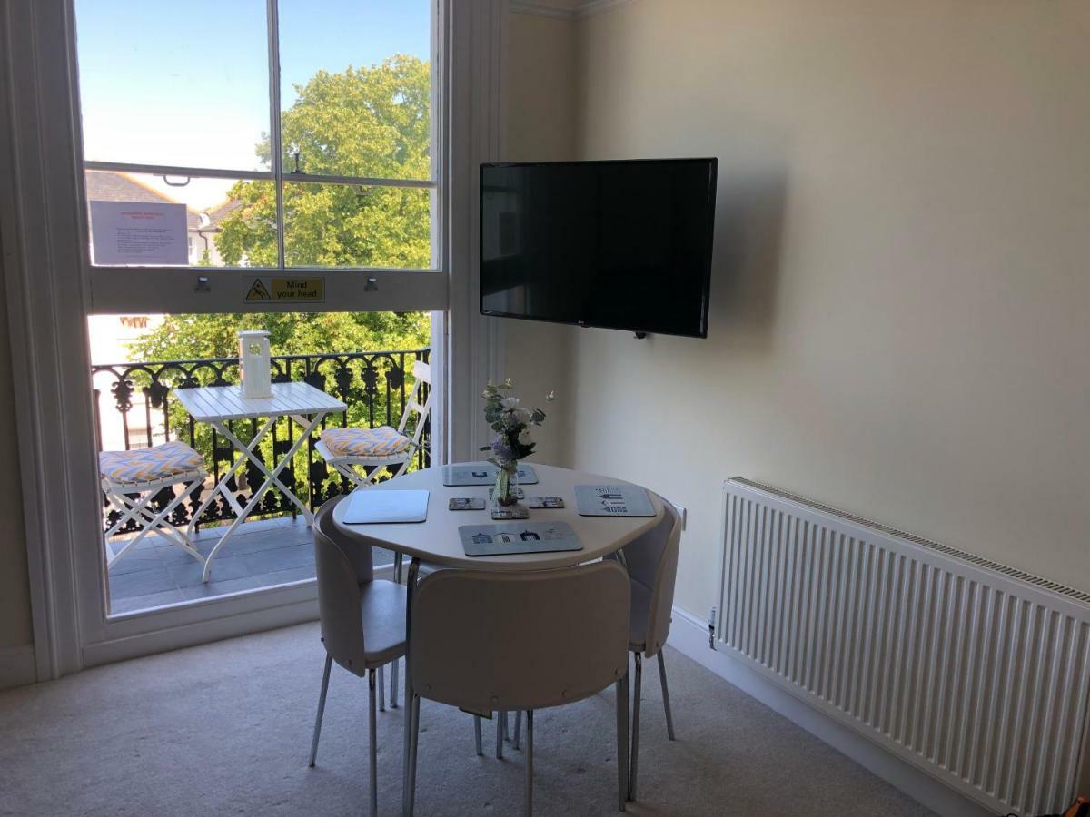 Wight On The Beach, Sleeps 4, Free Off Road Parking, Balcony With Sea Views ライド エクステリア 写真