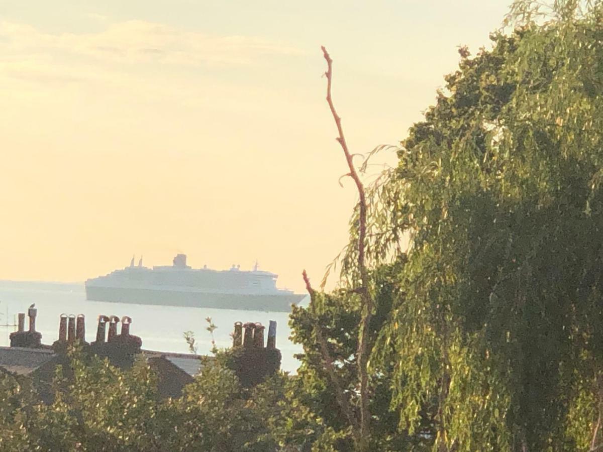 Wight On The Beach, Sleeps 4, Free Off Road Parking, Balcony With Sea Views ライド エクステリア 写真