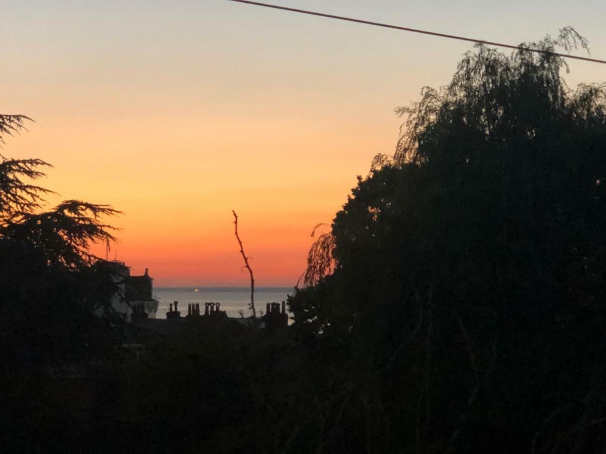 Wight On The Beach, Sleeps 4, Free Off Road Parking, Balcony With Sea Views ライド エクステリア 写真