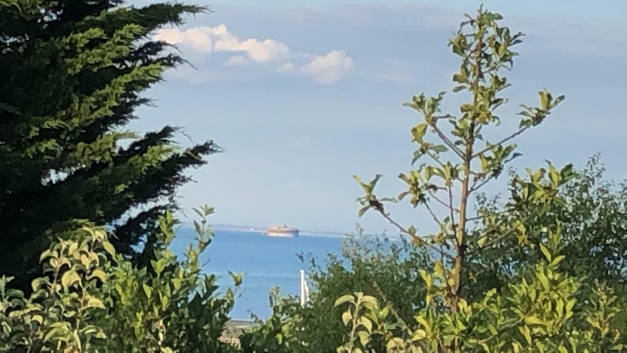 Wight On The Beach, Sleeps 4, Free Off Road Parking, Balcony With Sea Views ライド エクステリア 写真