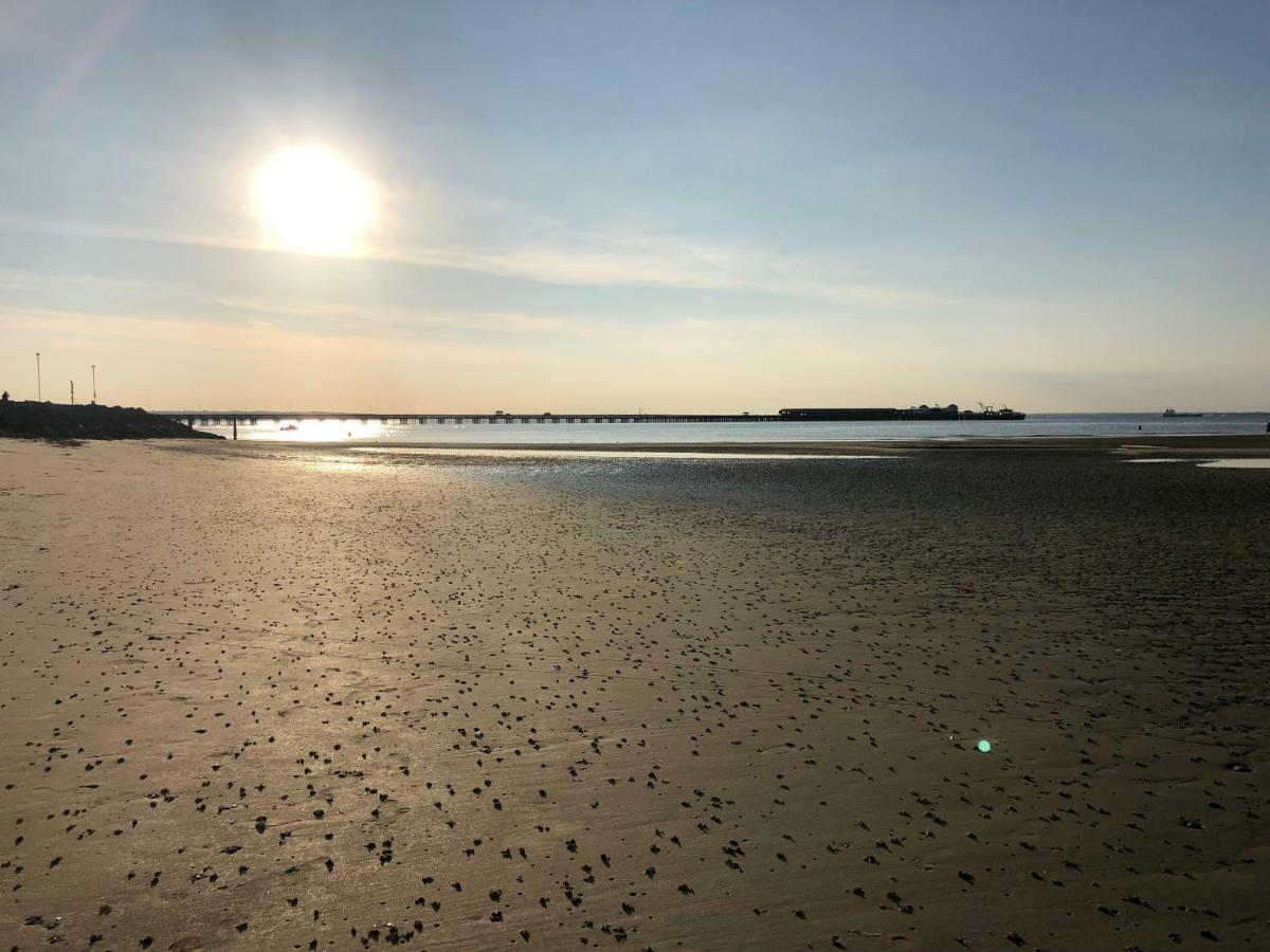 Wight On The Beach, Sleeps 4, Free Off Road Parking, Balcony With Sea Views ライド エクステリア 写真