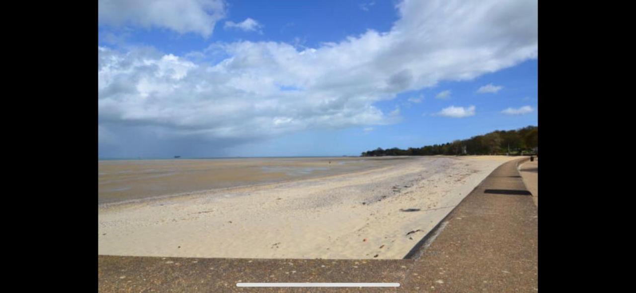 Wight On The Beach, Sleeps 4, Free Off Road Parking, Balcony With Sea Views ライド エクステリア 写真